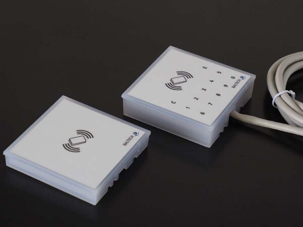 BALTECH RFID Zutrittskontroll-Leser ACCESS200: Standard vs. Tastaturversion mit Gehäuse für Aufputzmontage